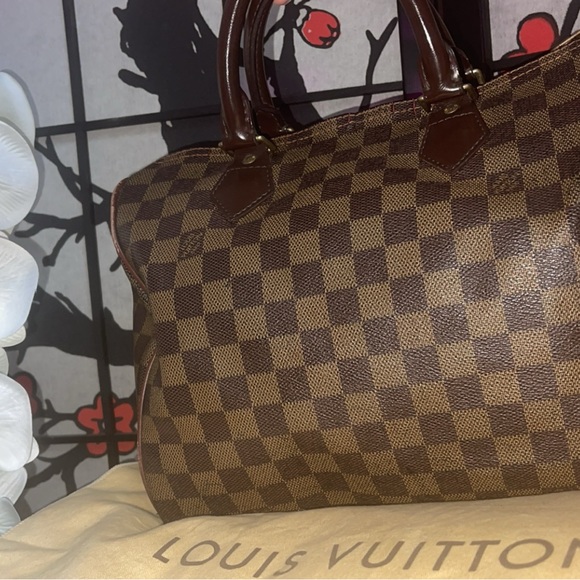 AUTHENTIC LOUIS VUITTON bag. Has been worn a bit. selling for very cheap. :) - Picture 2 of 5
